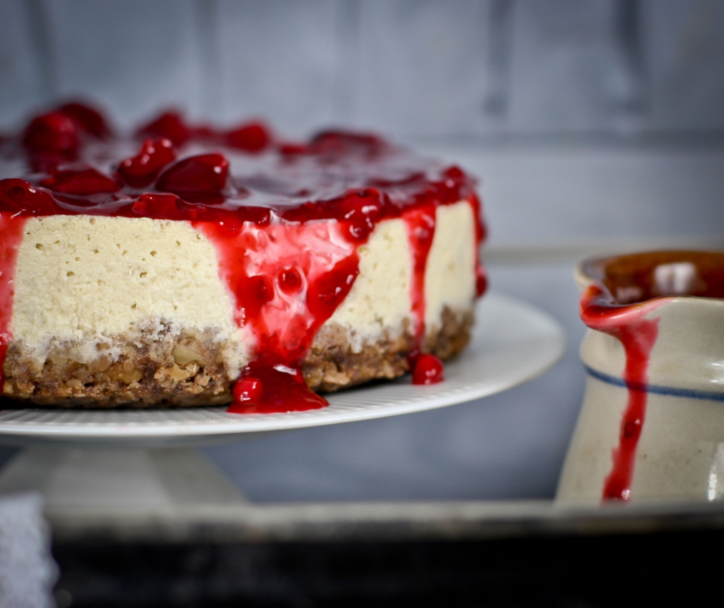 Tvarohový cheesecake s višňovo-ríbezľovým topingom