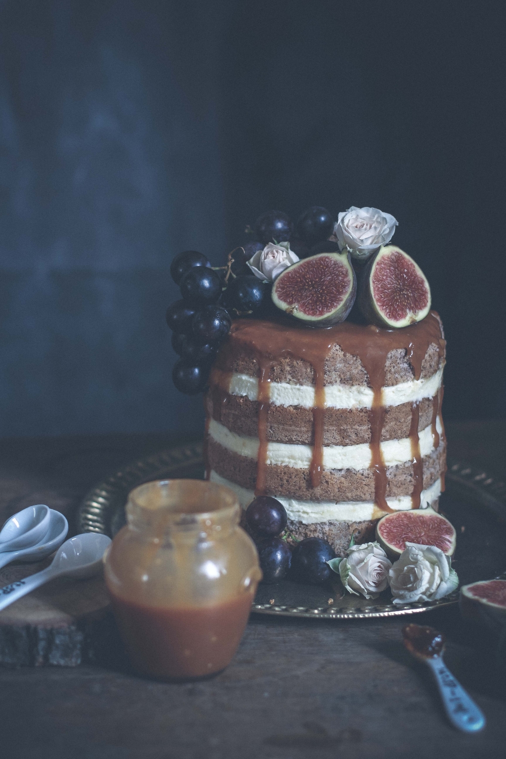 Orechová torta s tvarohovou plnkou a figovým džemom
