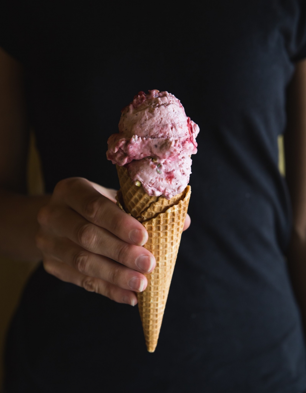 Jahodovo-malinová zmrzlina s pistáciami